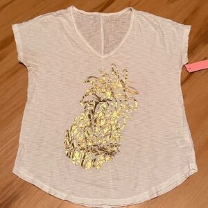 Lilly Pulitzer 🌸white gold 🍍 pineapple on the front EUC Fun Shirt🌷